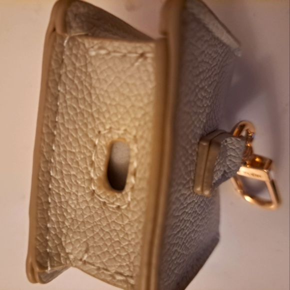 Anne Klein Airpod case with spring clip NWOT - Picture 3 of 4